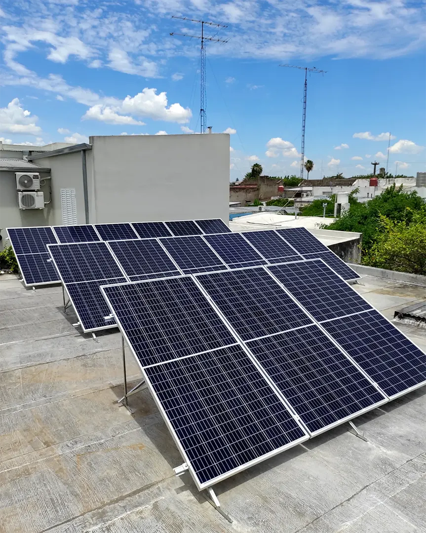 Instalación de paneles solares fotovoltaicos para generación de energía