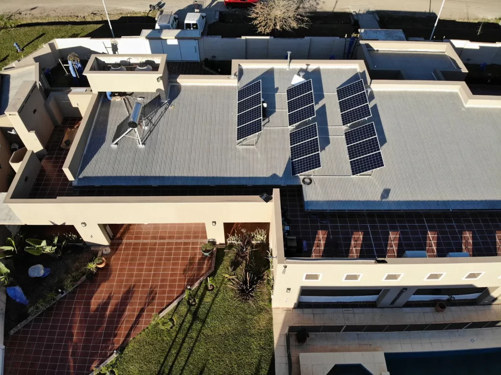 Instalación de paneles solares fotovoltaicos para generación de energía