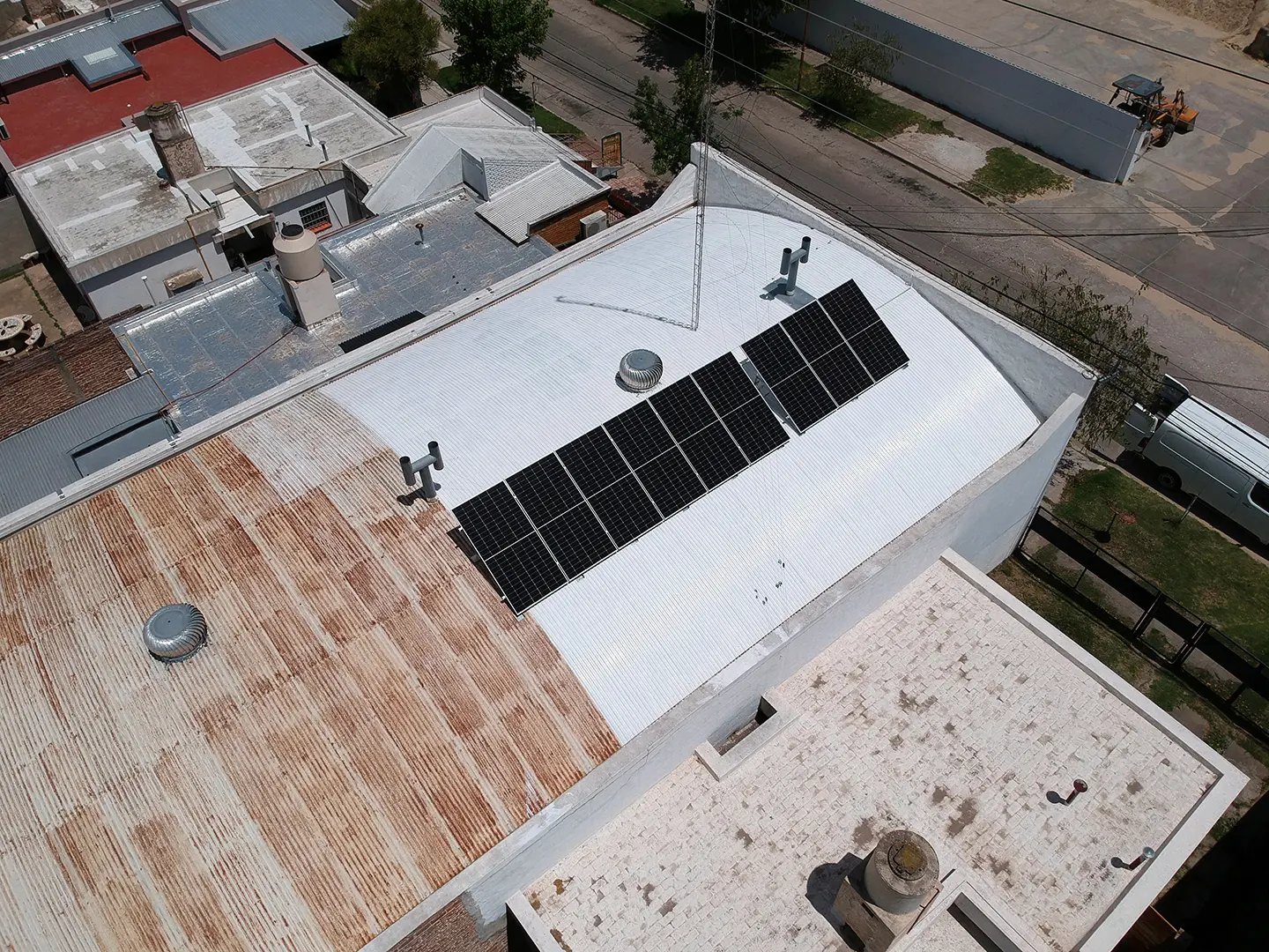 Instalación de paneles solares fotovoltaicos para generación de energía