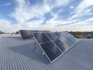 Instalación de paneles solares fotovoltaicos para generación de energía